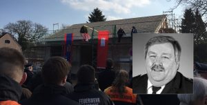 André Wronski (Foto: FF), im Hintergrund die FF Berne